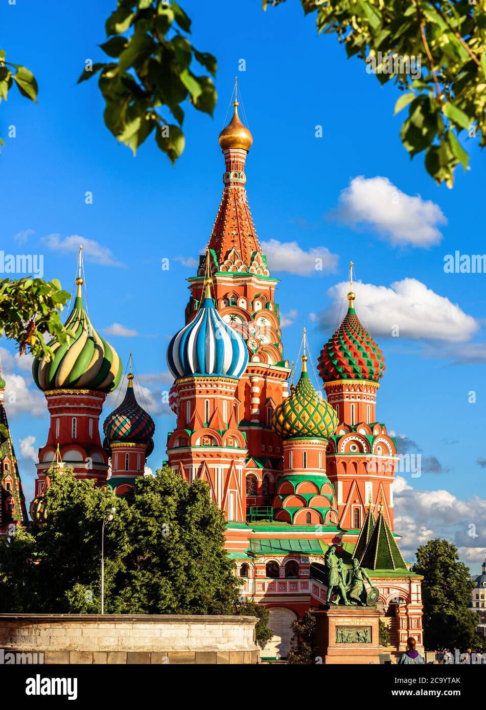 St. Basil`s Kathedrale auf dem Roten Platz im Sommer, Moskau, Russland. Dieser Ort ist berühmte Touristenattraktion von Moskau, Top russischen Wahrzeichen. Wunderschöne St Stockfoto